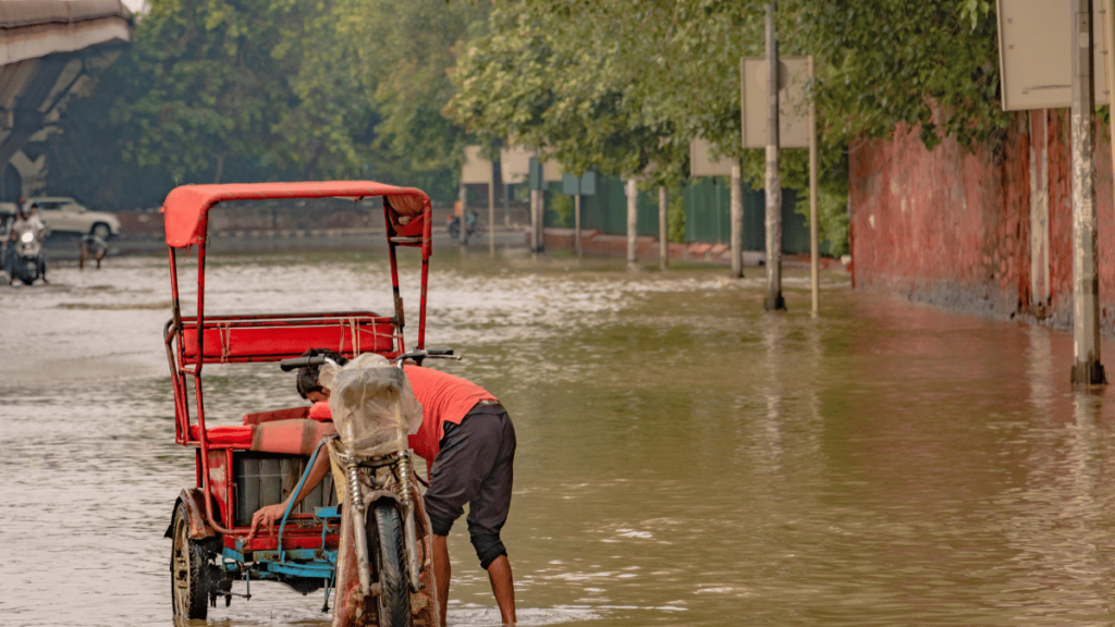 デリー　洪水　インド　雨季